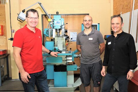 Es ist vollbracht: Eine tonnenschwere Fräsmaschine von Renfert steht an ihrem neuen Bestimmungsort im Metallbereich der Berufstherapie des Hegau-Jugendwerks. Darüber freuen sich (v.r.n.l.) Lothar Binder, Leiter der Berufstherapie im HJW, sein Kollege von der Metalltechnik Heiko Rudolf und Thomas Beurer, Ausbilder bei Renfert in der Metalltechnik. Bild: Andrea Jagode